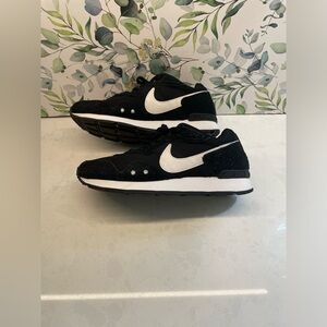 Black and White‎ Nike Venture Runner Women Size 6.5